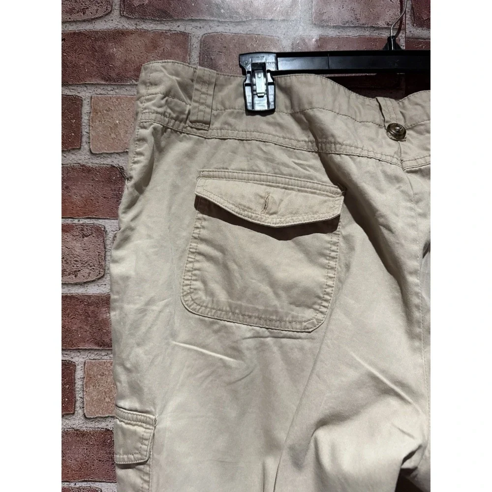 Chaus Capri Pants Womens Size 14 Beige 100% Cotton Chinos Cargo Pockets Mid Rise